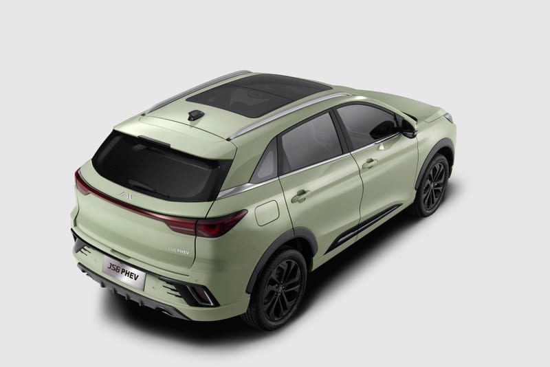 JAC JS6 PHEV in Grün, Heckansicht mit Panoramadach