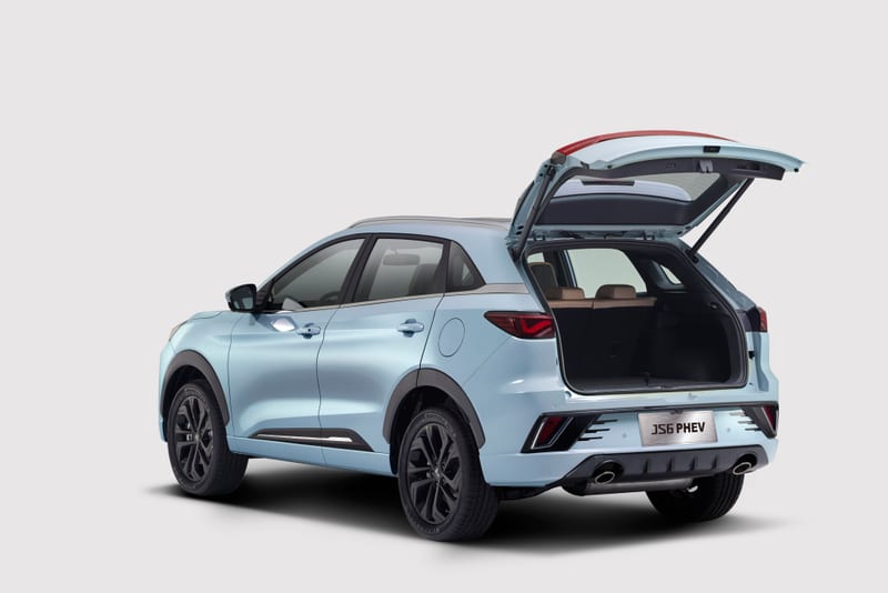 JAC JS6 PHEV mit geöffneter Heckklappe und Kofferraum
