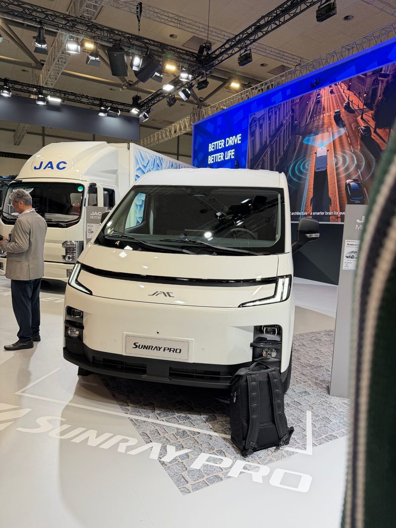 Frontansicht des JAC Sunray Pro EV am JAC-Messestand