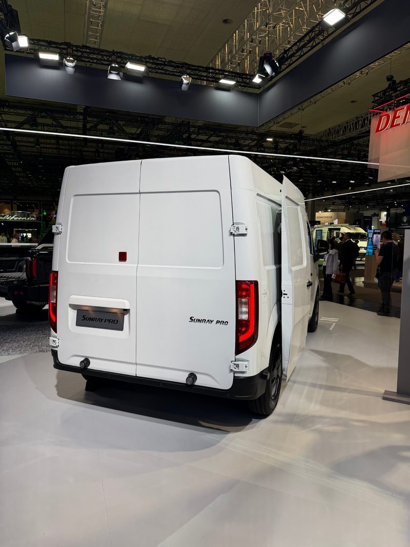 Heckansicht des JAC Sunray Pro EV mit Hecktüren und seitlicher Schiebetür