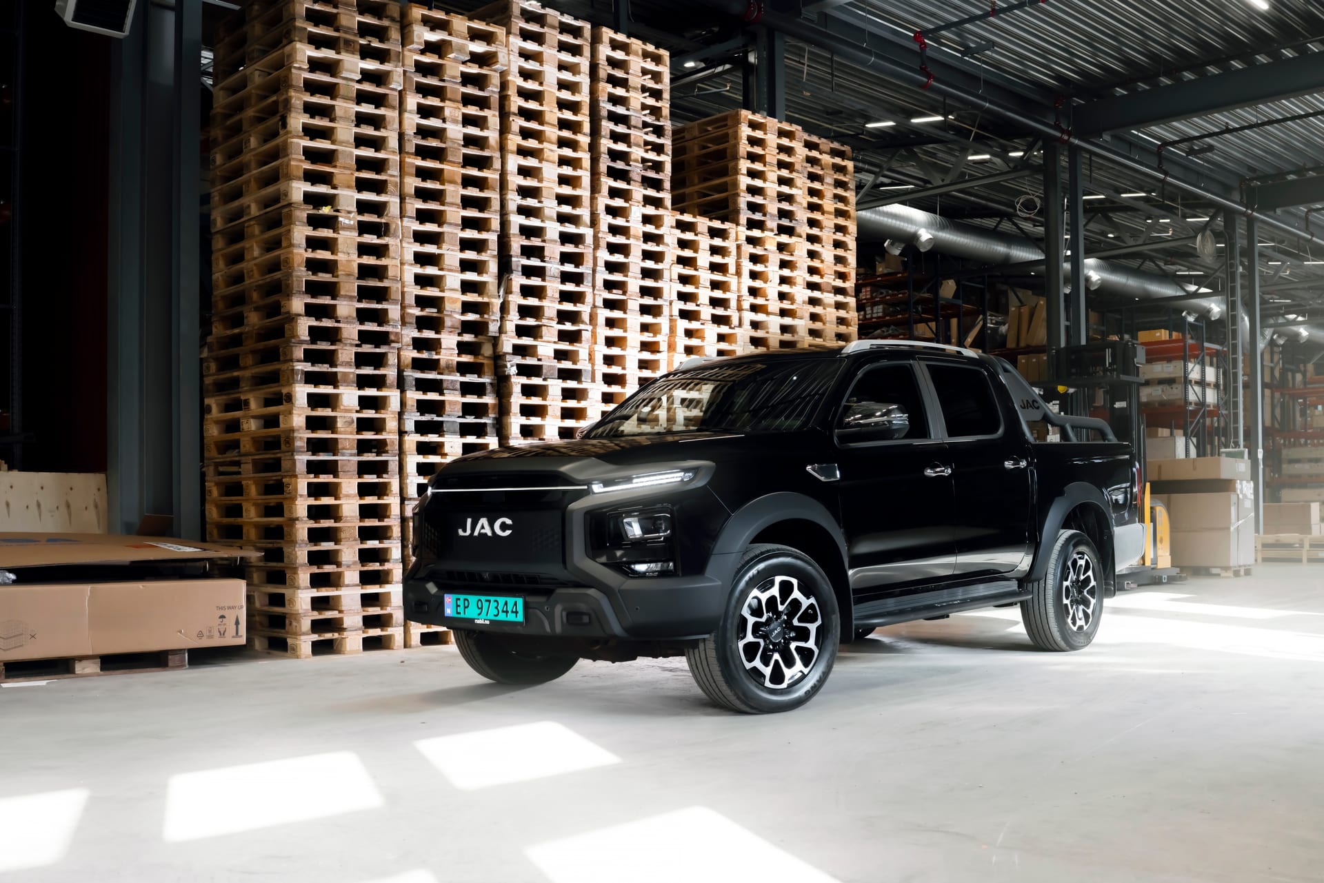 JAC T9 Pickup in Schwarz von vorne
