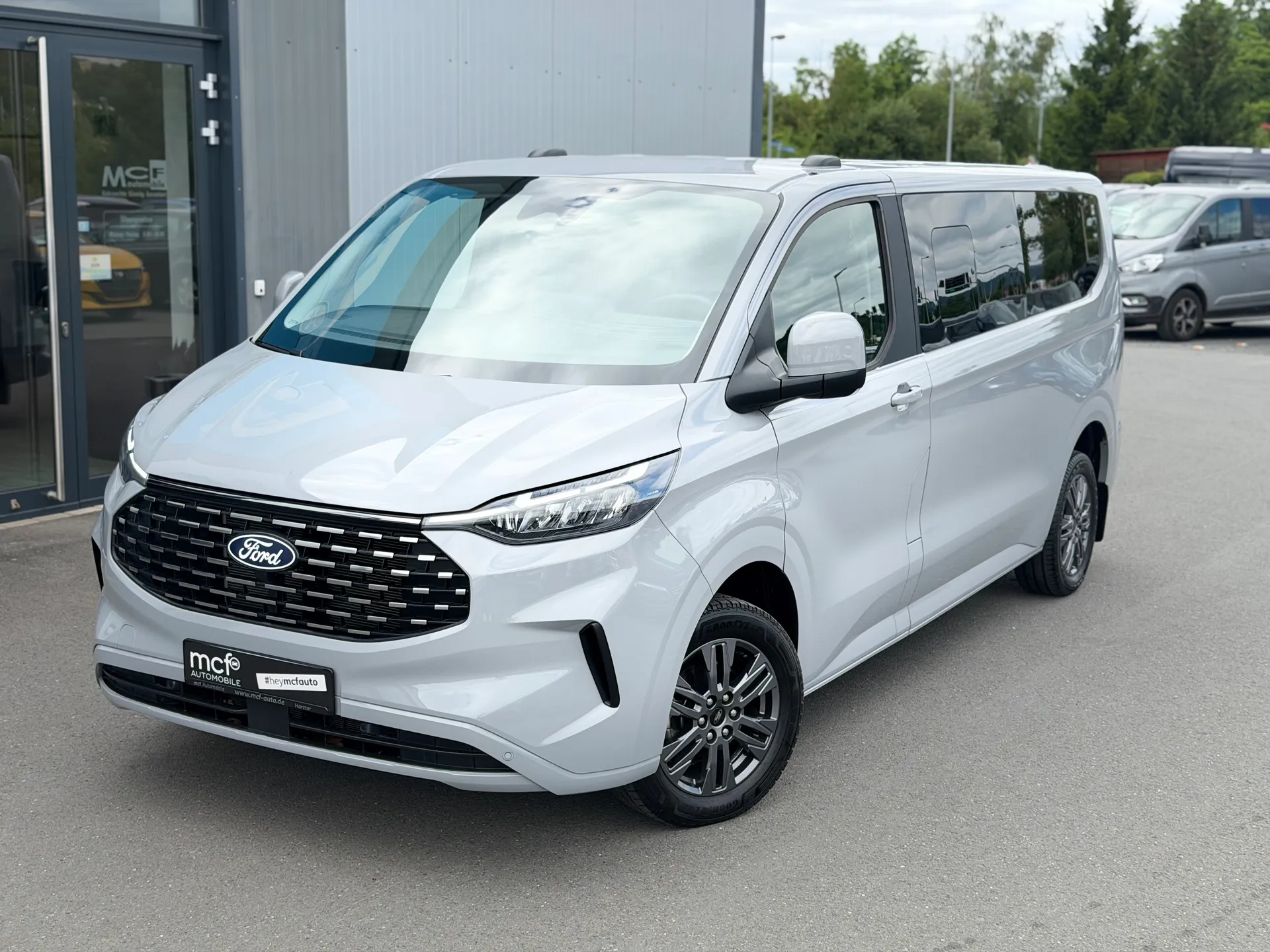 Ford Tourneo Custom L2 Titanium 9Sitzer *Leder*AHK* – Gebrauchtwagen bei mcf Automobile