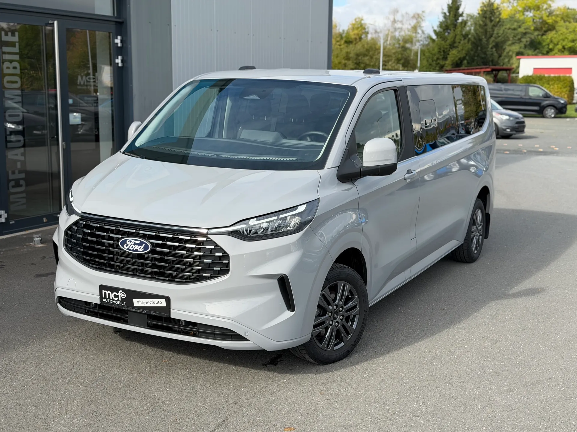 Ford Tourneo Custom L2 Titanium 9Sitzer *Leder*AHK* – Foto